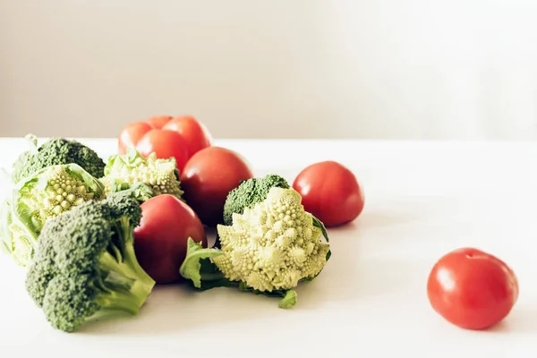 Variasi sayuran di atas meja putih kayu. Pemilihan musim panas dan — Stok Foto