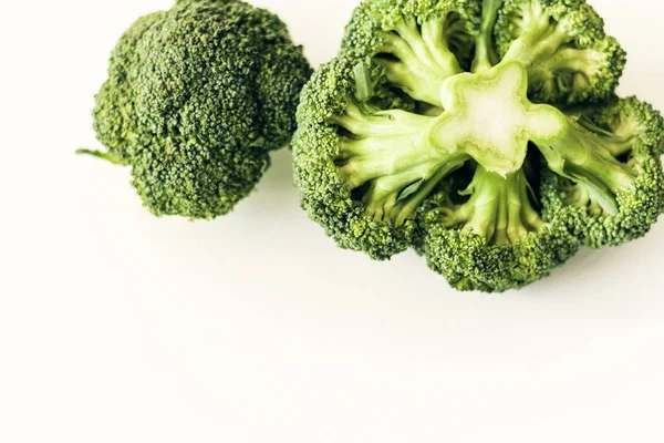 Perbungaan brokoli pada latar belakang putih diisolasi dengan ruang f — Stok Foto