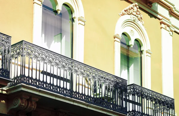 Dekorace štuka z balkónu ve staré barokní budově v Catanii, — Stock fotografie