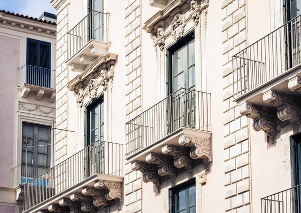 Dekorace štuka z balkónu ve staré barokní budově v Catanii, — Stock fotografie