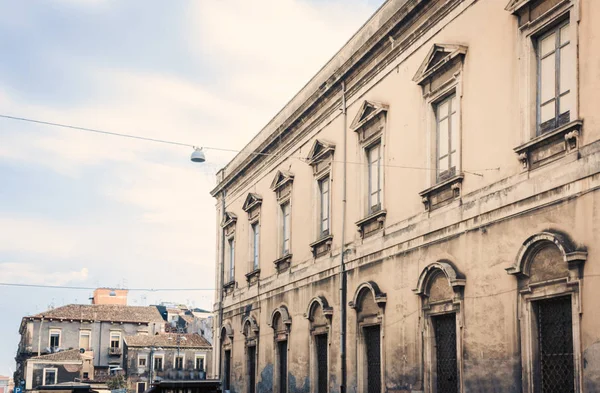 Sizilien, wunderschöne stadtlandschaft italiens, historische straße von catan — Stockfoto