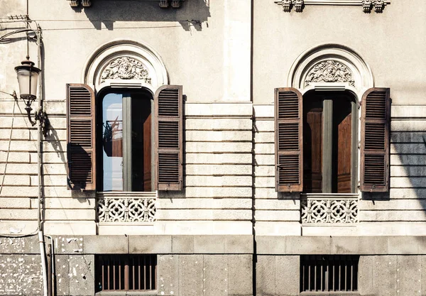 Old baroque building in Catania, traditional architecture of Sic — Stock Photo, Image