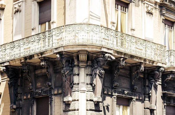 Dekorationsstuck des Balkons in einem alten Barockgebäude in Catania, — Stockfoto