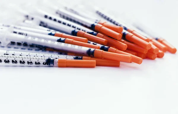 Pilha de seringas médicas para insulina para diabetes  . — Fotografia de Stock
