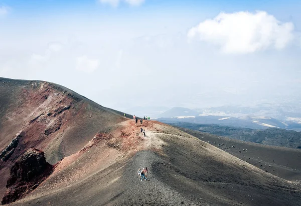 Gente caminando en el Monte Etna, volcán activo en la costa este o —  Fotos de Stock