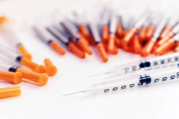 Högen med medicinska sprutor för insulin för diabetes . Royaltyfria Stockbilder