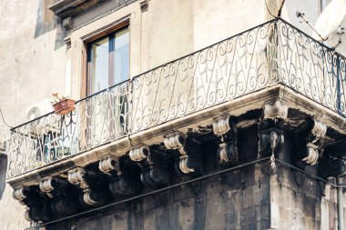 Catania 'daki eski barok binasında balkon kaplaması.,