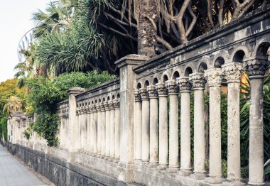 Catania 'nın geleneksel mimarisi, barok sütunlar - parça