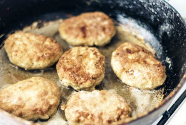 Ev yapımı kıymalı pirzola kızartma tavasında kızarıyor. 