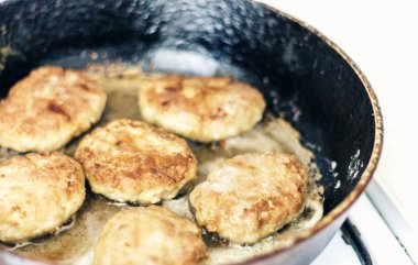 Ev yapımı kıymalı pirzola kızartma tavasında kızarıyor. 