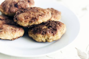 Beyaz tabakta ev yapımı kıymalı pirzola, geleneksel U