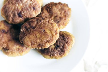 Beyaz tabakta ev yapımı kıymalı pirzola, geleneksel U