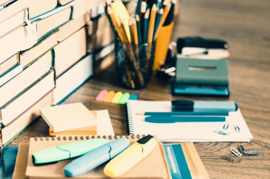 Okul kırtasiyesi aksesuarları - dizüstü bilgisayar, kopyalanmış defter yığını