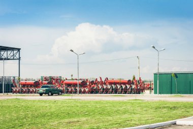 Traktörler için yeni matkaplar ve sabanlar Tradi 'nin yanında duruyor.