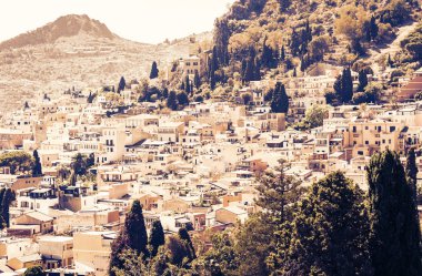 Sicilya gün batımı, güzel şehir manzarası, Taormina 'nın çatıları..