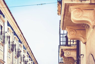 Catania 'daki eski barok binasında balkon kaplaması.,