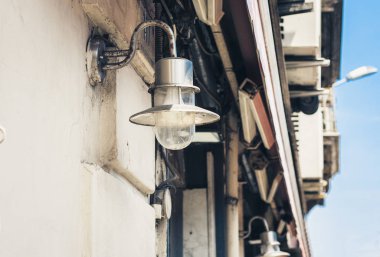 Catania, Sic sokaklarında eski sokak lambası.