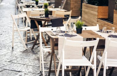 Catania, Si 'daki restoranda terasta servis yapıyor.