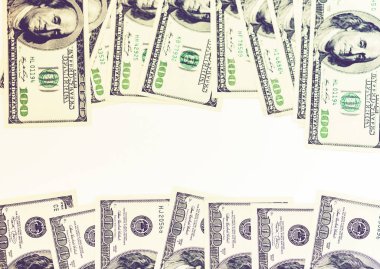 Metin için kopyalama alanı olan beyaz arkaplan üzerine para dolarları.