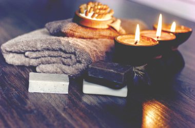 Hindistan cevizi kabuğunda yanan spa aromalı mumlar, el yapımı sabun, havlu.