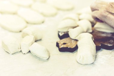 Hazırlamak, pişirmek, ev yapımı kızarmış köfte yapmak veya P ile turta yapmak.