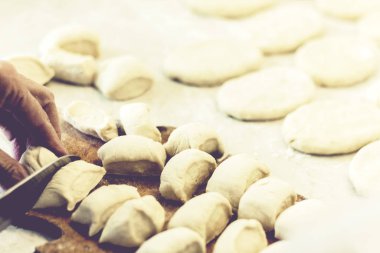 Hazırlamak, pişirmek, ev yapımı kızarmış köfte yapmak veya P ile turta yapmak.