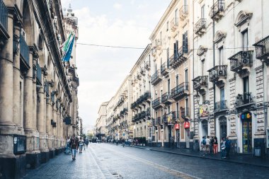 Catania, Sicilya. 15 Ağustos 2018. İnsanlar tarihte yürüyor.