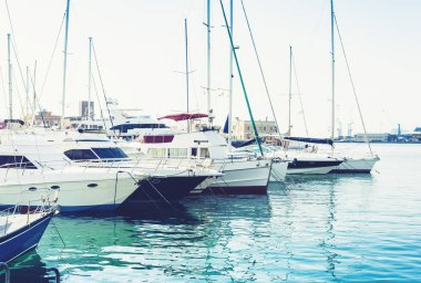 Catania Liman İdaresi, Sicilya 'da yelkenli tekneli deniz manzarası.