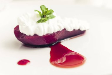 Geleneksel Yunan tatlısı, armut armudu, nane ve suyla.