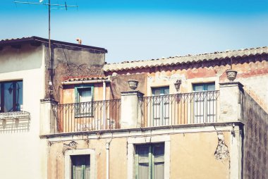 Taormina 'daki eski barok binasının ön duvarı, geleneksel yay.