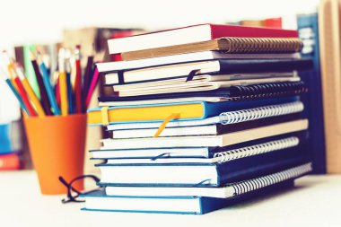 Defter yığınları, kitap yığınları, eğitim, okula geri dönüş.