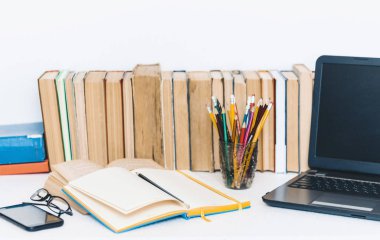 Ders kitabını aç, defter, akıllı telefon, dizüstü bilgisayar, bir yığın b