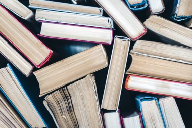 Eski kitap eğitimi konsepti yığını, bir sürü kitap yığını.