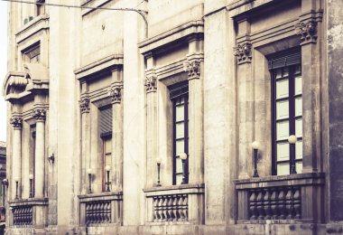 Catania 'daki eski barok binasında balkon kaplaması.,