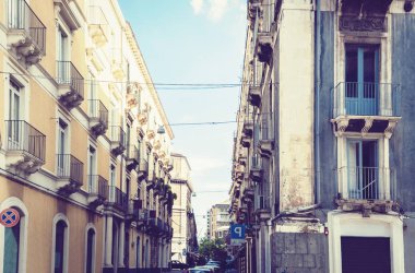 İtalya, Sicilya 'nın güzel şehri, Catan' ın tarihi caddesi.