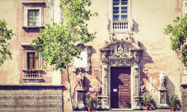 Sicilya, Catan 'daki eski barok binanın ön cephesine giriş kapısı.