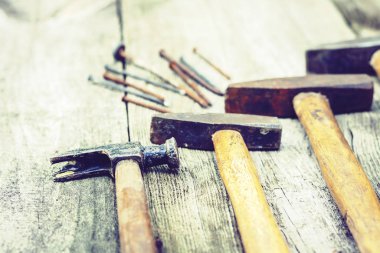 Klasik el yapımı aletler. Çekiçler ve çiviler.