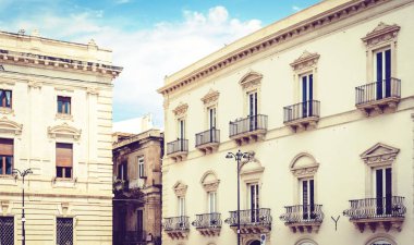 Sicilya 'nın geleneksel mimarisi İtalya' da, tipik S Caddesi.