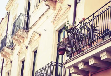 Taormina 'daki eski barok binasında balkon, geleneksel arşiv.
