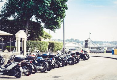 Catan 'daki Acitrezza karakolunun önünde motosikletler.