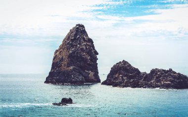 Acitrezza Kiklops 'un kayaları, Catania, Sicilya' daki deniz yığınları.