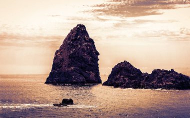 Acitrezza Kiklops 'un kayaları, Catania, Sicilya' daki deniz yığınları.