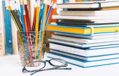 Defter yığınları, kitap yığınları, eğitim, okula geri dönüş.