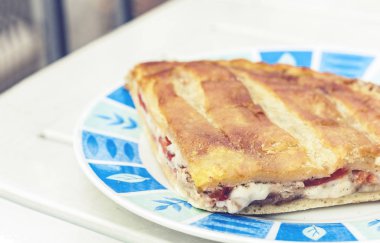 Jambonlu kızarmış calzone pizza, mozzarella, fırından domates.