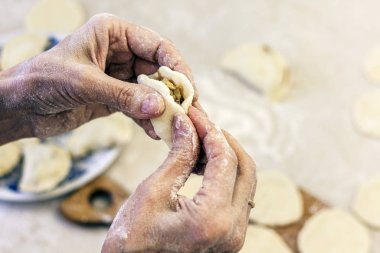 Hamur köftesi. Hamur ve lahana aşçının ellerinde..