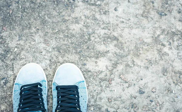 Sneakers av blå mocka på trottoaren. — Stockfoto