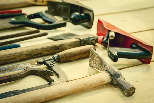 Conjunto de herramientas de construcción a mano vintage sobre fondo de madera re — Foto de Stock