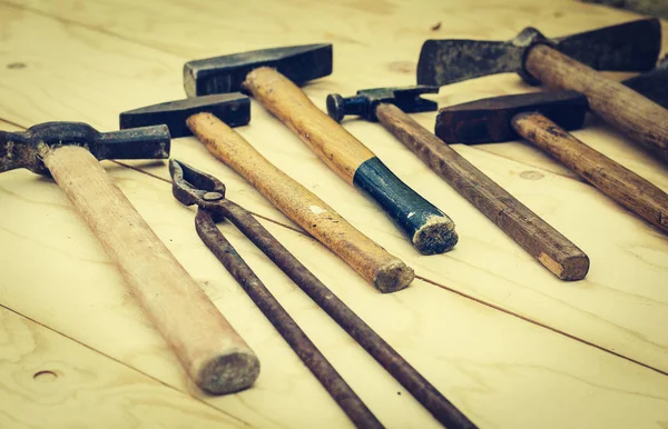 Набор старинных ручных строительных инструментов на деревянном фоне — стоковое фото