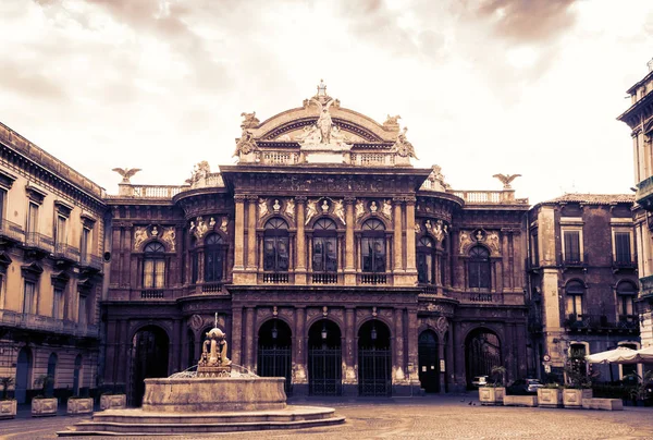 西西里的日落，Teatro Massimo Bellini，Ca的著名地标 — 图库照片