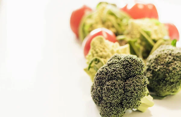 Mogna grönsaker tomater romanesco broccoli på vit trä rygg — Stockfoto